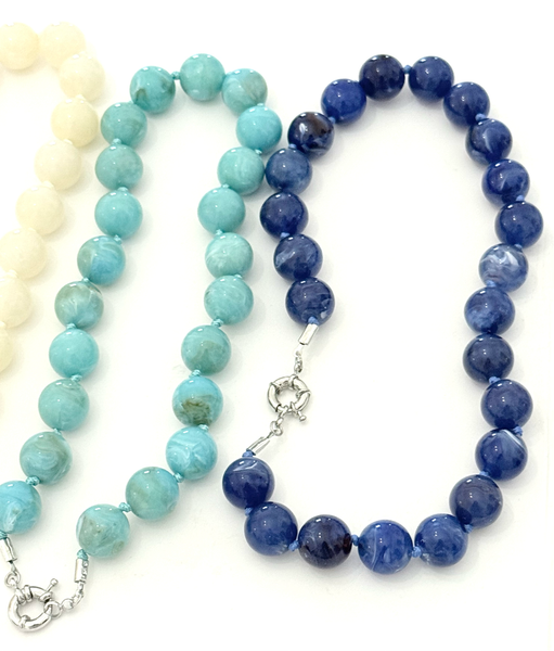 Été Hand Knotted Beaded Necklace  PVD Beads: Lapis / Lobster claw with extender